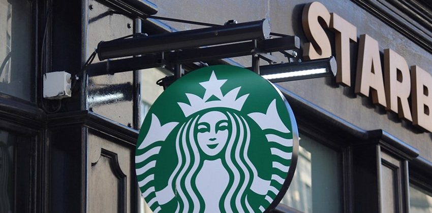  Cliente processa Starbucks após se queimar com embalagem defeituosa