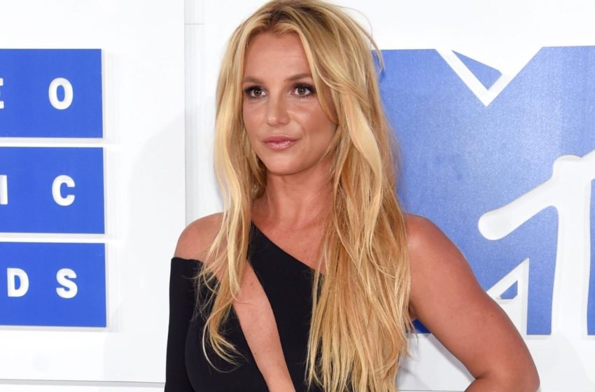  Após 13 anos, pai de Britney Spears decide abrir mão de curatela da cantora