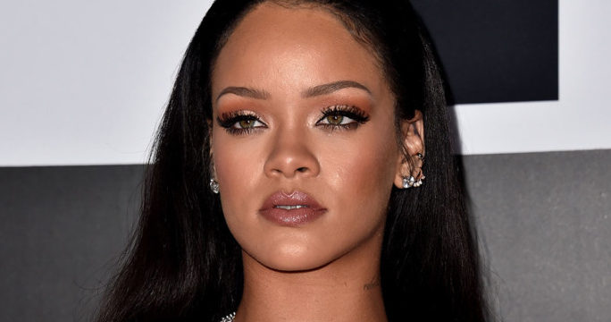  RIHANNA É OFICIALMENTE UMA MULHER BILIONÁRIA, SEGUNDO A FORBES