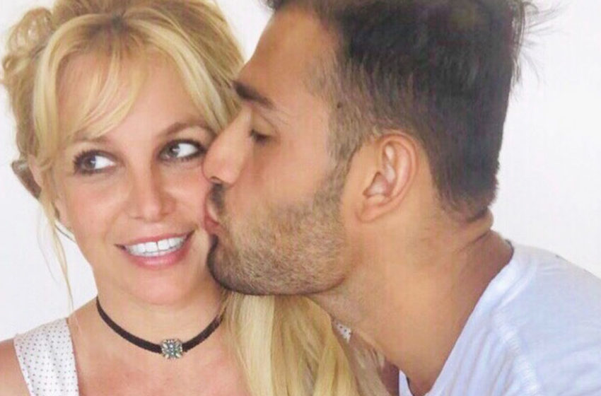  Após seu pai renunciar à tutela, Britney Spears anuncia noivado com Sam Asghari