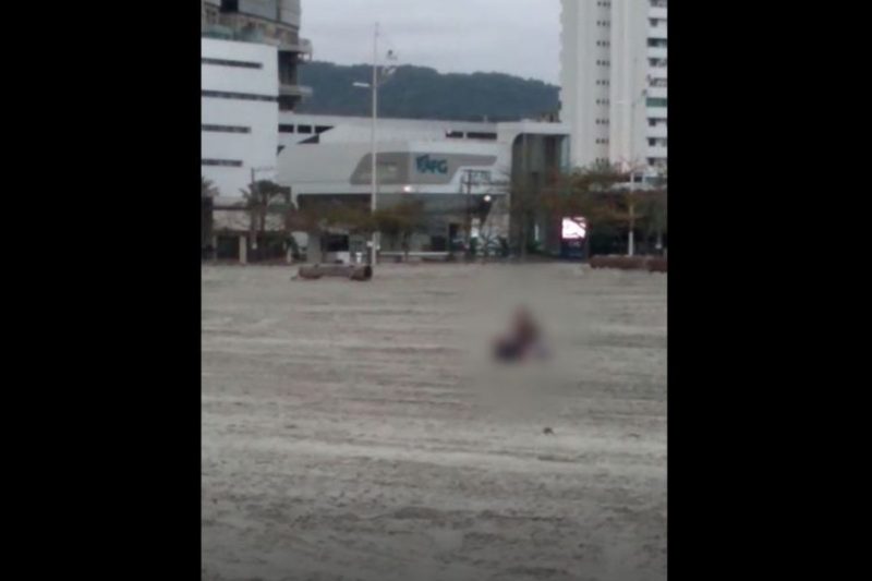  Inaugurando a praia: Casal é flagrado fazendo sexo em nova faixa de areia em BC