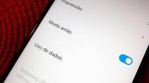  O que acontece se não colocar o celular no modo avião durante um voo?