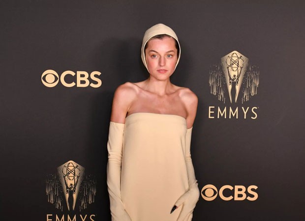  Look de Emma Corrin no Emmy 2021 rende memes: “Cosplay de ovo”