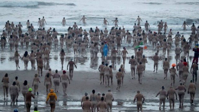  Centenas de banhistas nus mergulham nas águas geladas do Mar do Norte