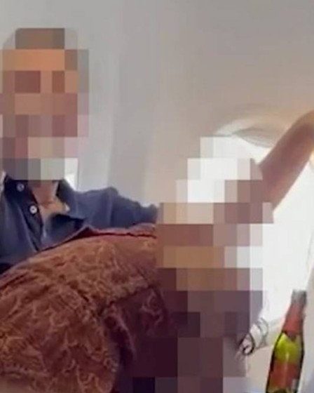  Passageira é flagrada fazendo sexo oral em homem durante voo