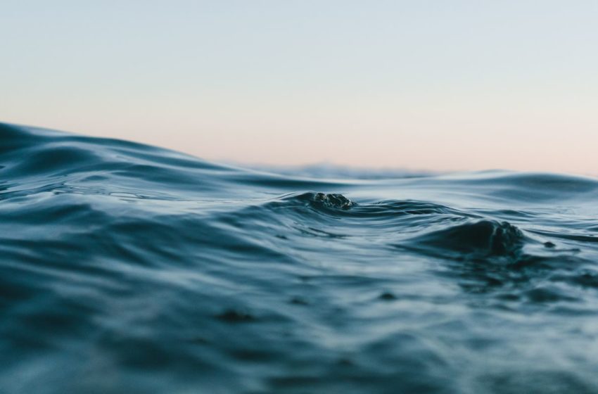  A água do mar fica mais ou menos salgada com o passar do tempo?