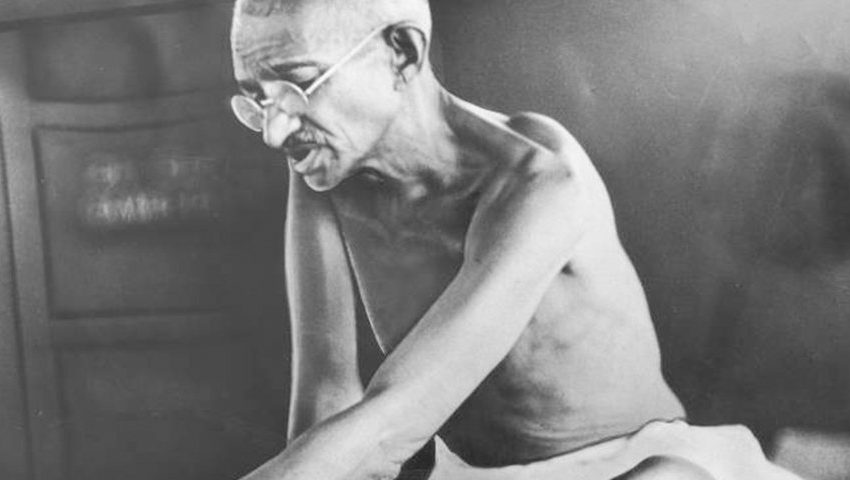  DE RACISTA A ABUSADOR: AS ACUSAÇÕES FEITAS SOBRE A VIDA DE GANDHI