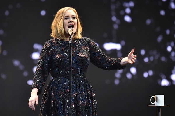  Adele revela que se reconciliou com pai alcoólatra pouco antes de ele morrer e passou últimos dias com ele