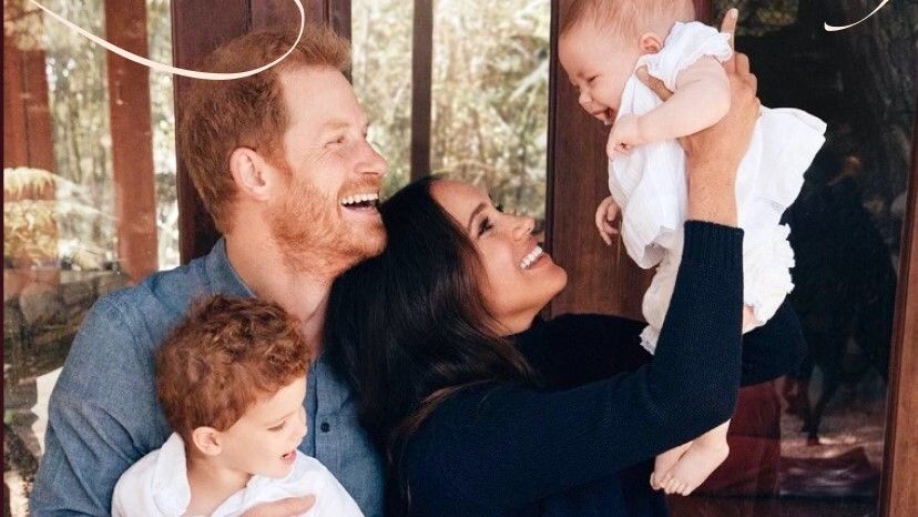  Família Real: Harry e Meghan expõe filha Lilibet em cartão de Natal