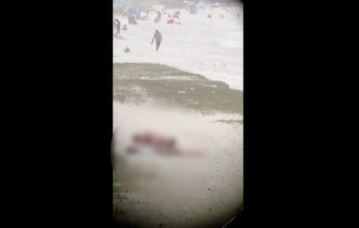  Flagra! Casal faz sexo na praia ao lado de banhistas