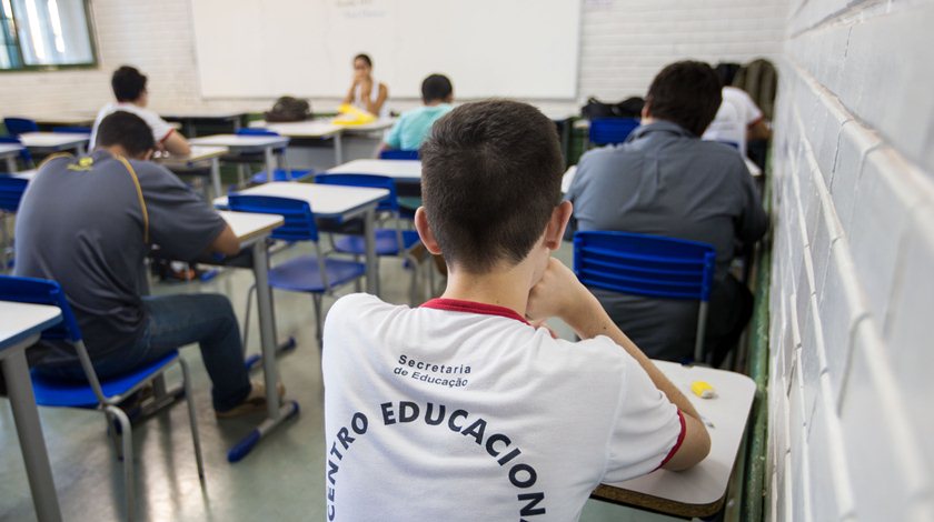  Crianças ganham banheiro unissex em escola no DF e perdem funcionário que teve a ideia