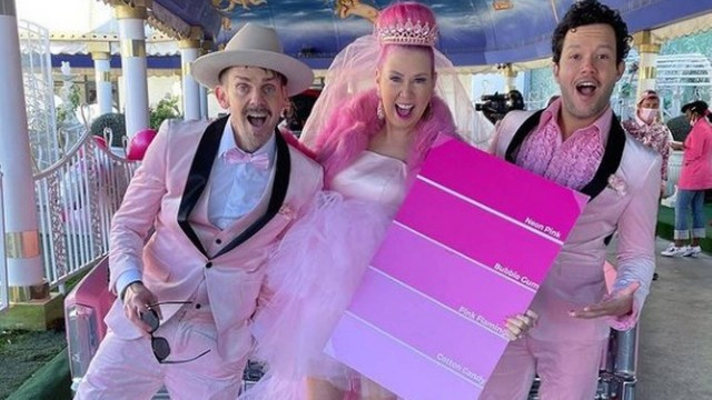  Americana viciada em rosa, se torna a primeira mulher a se casar com uma cor