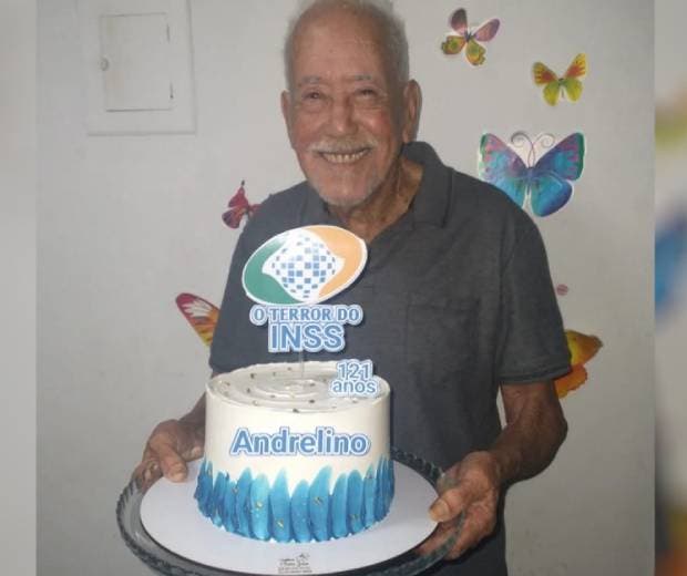  Idoso de 121 anos comemora aniversário com bolo temático: ‘Terror do INSS’