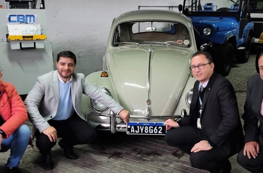  Fusca 1965 de Curitiba recebe primeira placa preta padrão Mercosul