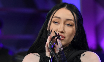  Noah Cyrus afirma já ter negado ser irmã de Miley porque sentia que perdia sua identidade