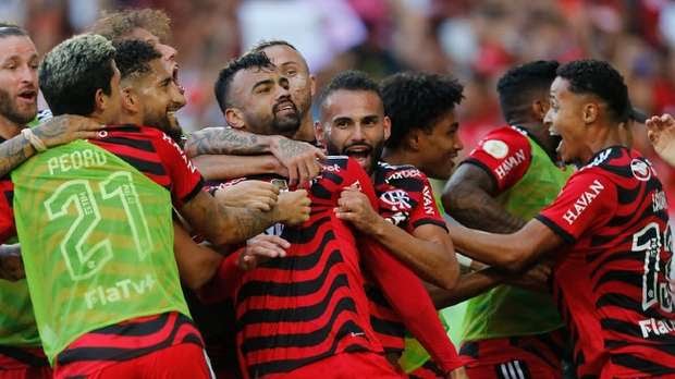  Flamengo atropela Athletico no segundo tempo e vira vice-líder da Série A