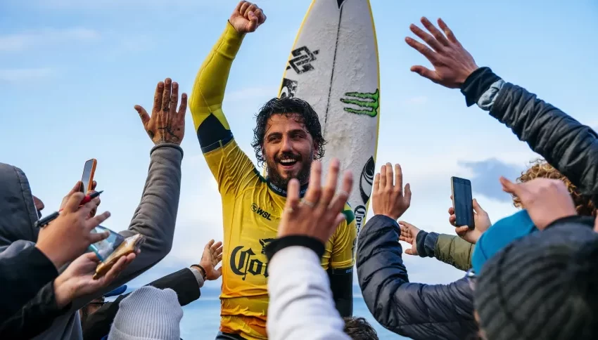  País do surfe! Filipe Toledo vence Ethan Ewing e é bicampeão mundial