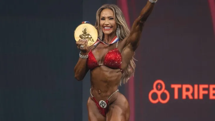  Fisiculturista brasileira é tricampeã do Miss Olympia; veja fotos da “Ferrari Humana”